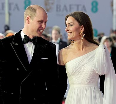 Міддлтон у розкішній сукні та сережках за $28 шльопнула Вільяма по дупці на премії BAFTA-2023