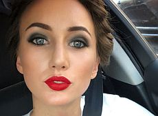 Різатдінова оголила плечі в ліловій сукні та показала сина-футболіста