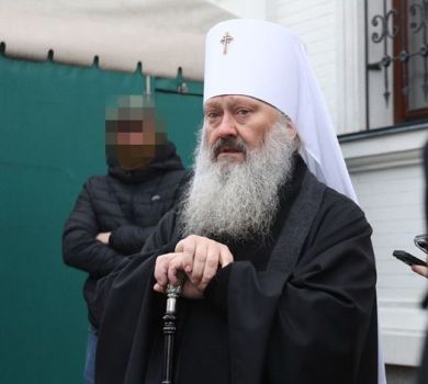 Намісник Лаври Павло під час обшуків СБУ засвітив шарф Louis Vuitton за 16 тисяч