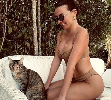 Загублена Седокова в купальнику звабливо  прилягла на матрасі