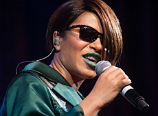 Зеленогуба Гайтана у халаті заспівала на премії M1 Music Awards