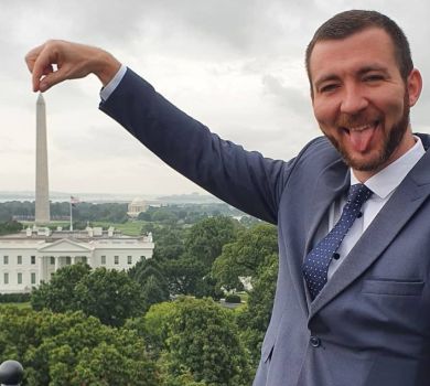 Переплюнув Мендель: новий Зе-речник Нікіфоров обурив мережу язикатим фото з монументом Вашингтона 