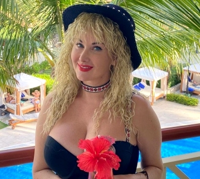 Бужинська в купальнику та з незвичною зачіскою защедрувала з Домінікани. ВІДЕО