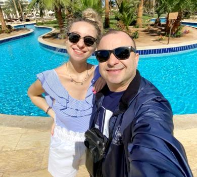 Вагітна жінка Павліка на відпочинку в Єгипті знялася в купальнику на тлі пальм