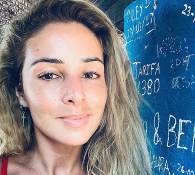 Огнєвіч у купальнику вимастилася в чорному піску на Балі