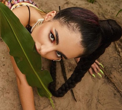 Трінчер у подертих панчохах поплазувала серед поля. ФОТО