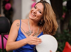 Могилевська з розмальованими грудьми відзначила день народження біля басейну. ФОТО