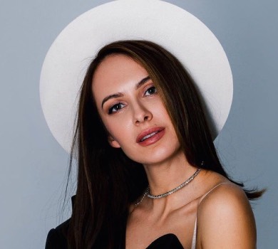 Дружина Остапчука наробила фото у купальнику на відпочинку без чоловіка