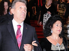 Ківалов став Людиною року, а Варум показала ніжки. ВІДЕО