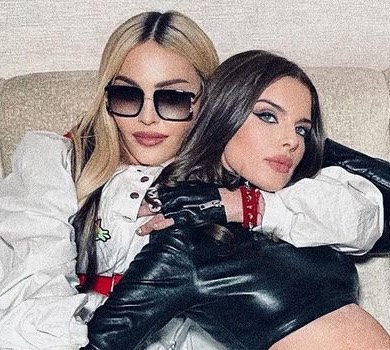 Мадонна на вечері з Вестом пригорнула на дивані його подружку з голим животом