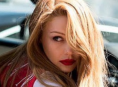 Кароль у ліфчику пройшлася містом та показала бургер-паті з сином. ФОТО