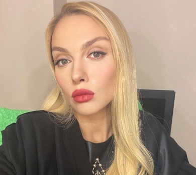 Дірки, а не зірки: Полякова вилаяла колег, що мовчать про війну і хочуть одною жопою всидіти на двох стільцях