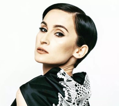 Солістка GO_A у сукні зі сміливим розрізом попозувала перед камерою. ФОТО