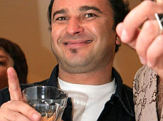 Павлік вдягнув ботфорти і показав волохаті груди