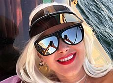 Бужинська в дірчастому купальнику посвітила тілом на тлі моря