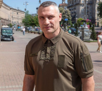 Кличко у шевронах, Осадча в льоні, син Кіма та Могилевська у колоссі привітали з Днем вишиванки