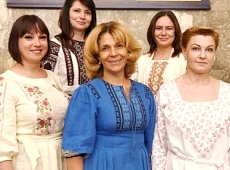 Вишиванкова Рада: червона Кошелєва, синя Богомолець та Денисова з голими плечима 