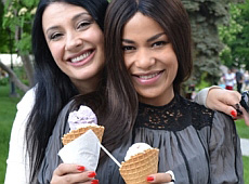 Гайтана розважилася з морозивом з жінкою