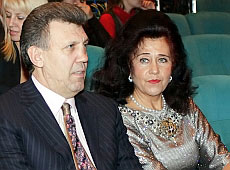 Ківалов показав дружину, а у Сердючки сповзли колготи