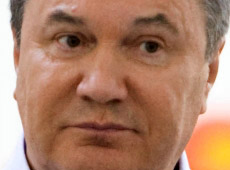 Янукович застрелив кабана і так співав, що мікрофон зламався