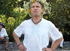 Скрипка в шортиках і у віночку смалив у центрі Києва