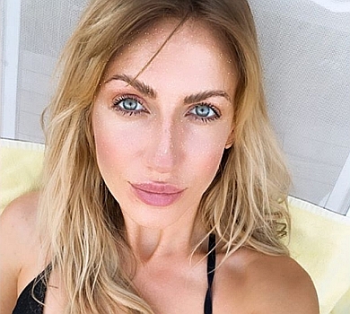 Нікітюк у Туреччині підставила сонцю попу в стрінгах