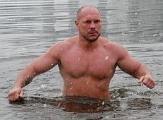 Кива з гарчанням занурився у крижану воду. ФОТО. ВІДЕО