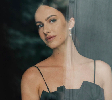 Без паніки: Остапчук з квітами на грудях поміркувала про стан втрати себе