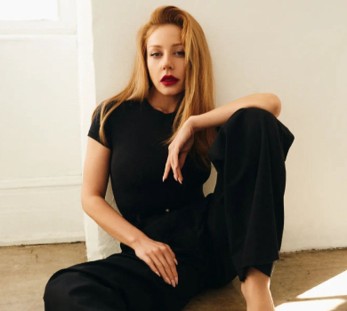 Босонога Кароль у монохромі знялася на підлозі у витончених позах. ФОТО