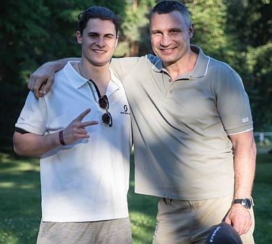 Кличко урочисто відрядив сина в шортах у мери Києва