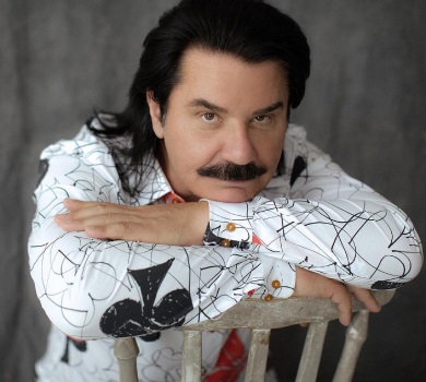 Звикло серце боліти: Зібров присвятив проникливу пісню українським біженцям. ВІДЕО