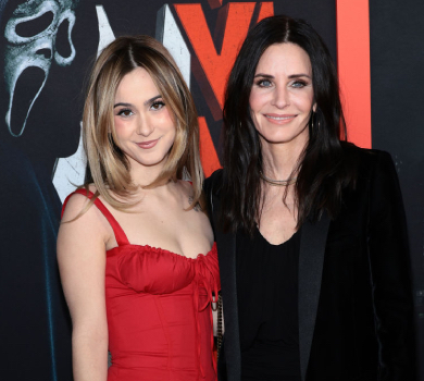 Чорне міні та романтичний червоний: Кортні Кокс із 18-річною дочкою показалися на прем’єрі. ФОТО