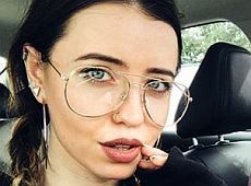 Дорофеєва на пляжі Маямі видерлася на чоловіка та показала тіло. ФОТО