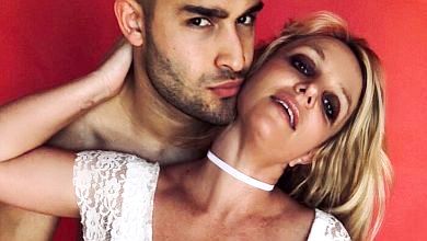 Декольтована Спірз влаштувала палку фотосесію з напівголим бойфрендом