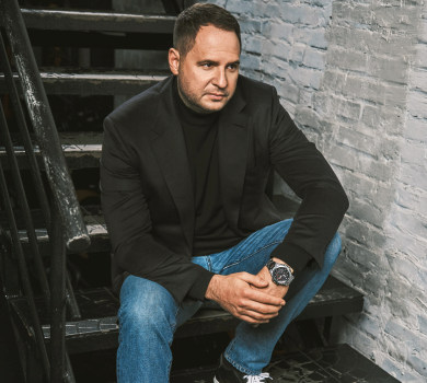 Джинси, кеди та чотки: як Єрмак із суворим обличчям для інтерв’ю позував. ФОТО 