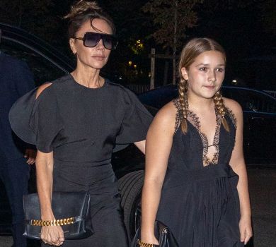 Модники Бекхеми: Девід із портфелем, Харпер у вечірній сукні та Круз із дівчиною на показі Вікторії у Парижі