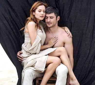 Зірка серіалу Кріпосна знялася в чуттєвій фотосесії з напівголим коханим