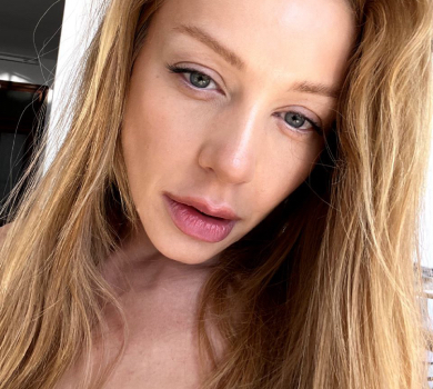 Кароль у широких штанях посвітила голим животом на селфі