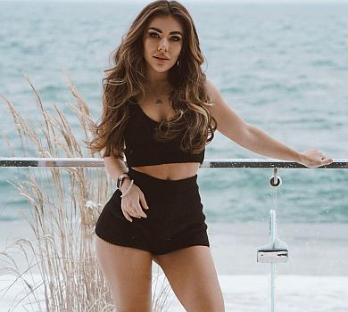 Блогерка Стужук у мінішортиках посвітила стегнами на тлі зимової Одеси 