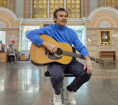 Фортеця незламності: Вакарчук на Київському вокзалі заспівав українську народну пісню. ВІДЕО