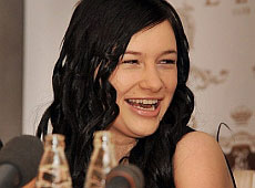 Народивши, Приходько наростила коси, але курити не кинула