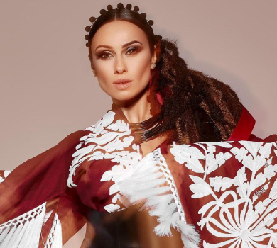 Діджейка Нана в обтислому луці зробила першу змію у новому році. ВІДЕО