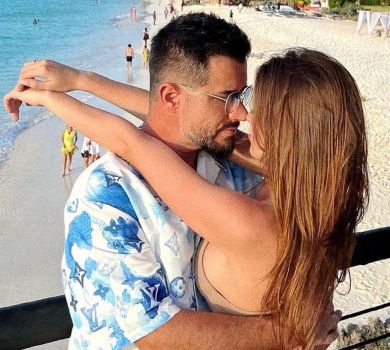 Екс Лорак із 24-річною подружкою замилували мережу палкими обіймами на Занзібарі