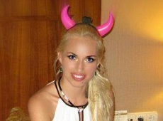 23-річну білявку ввели у керівництво головного музею Міноборони. ФОТО