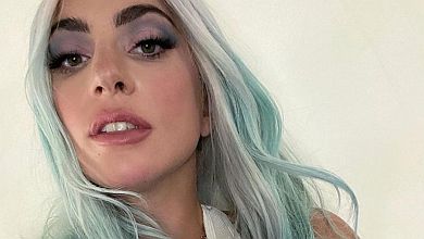 Lady Gaga в самих трусиках прикрила циці довгими косами