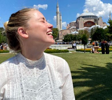 Робила селфі, ще й сосками світила: Амбер Хьорд обурила мусульман поведінкою в мечеті