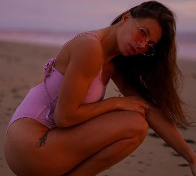 Крізь рожеві окуляри: Бех у монокіні повигиналася на заході сонця