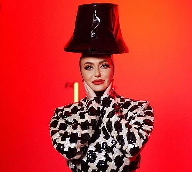 Бузкові коси, чудернацький капелюх та арфа: 8 альтер его Камінської в новому кітчевому ВІДЕО