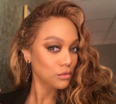 Тайра Бенкс наробила бодіпозитивних фото у купальнику з нагоди 48-річчя