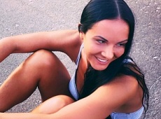 Сексі коп Мілевич посвітила засмаглим тілом на коліщатках